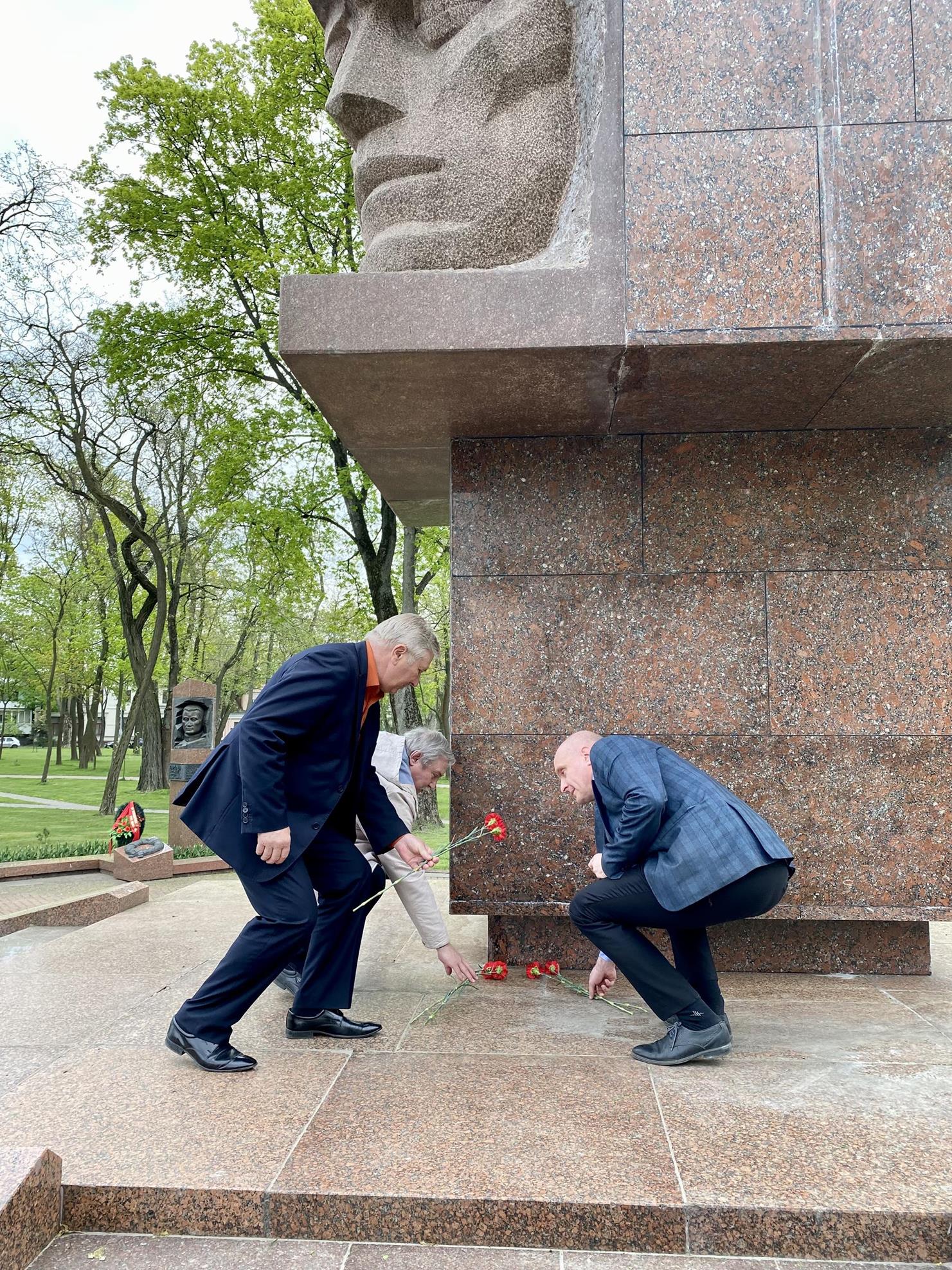 Работники Брестской областной инспекции Госстандарта возложили цветы к мемориальному комплексу «Стражам границ»