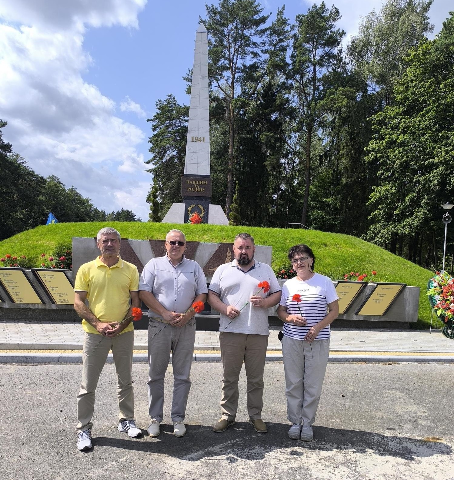 Возложение цветов к Обелиску на Кургане вечной Славы в Ляховичском районе
