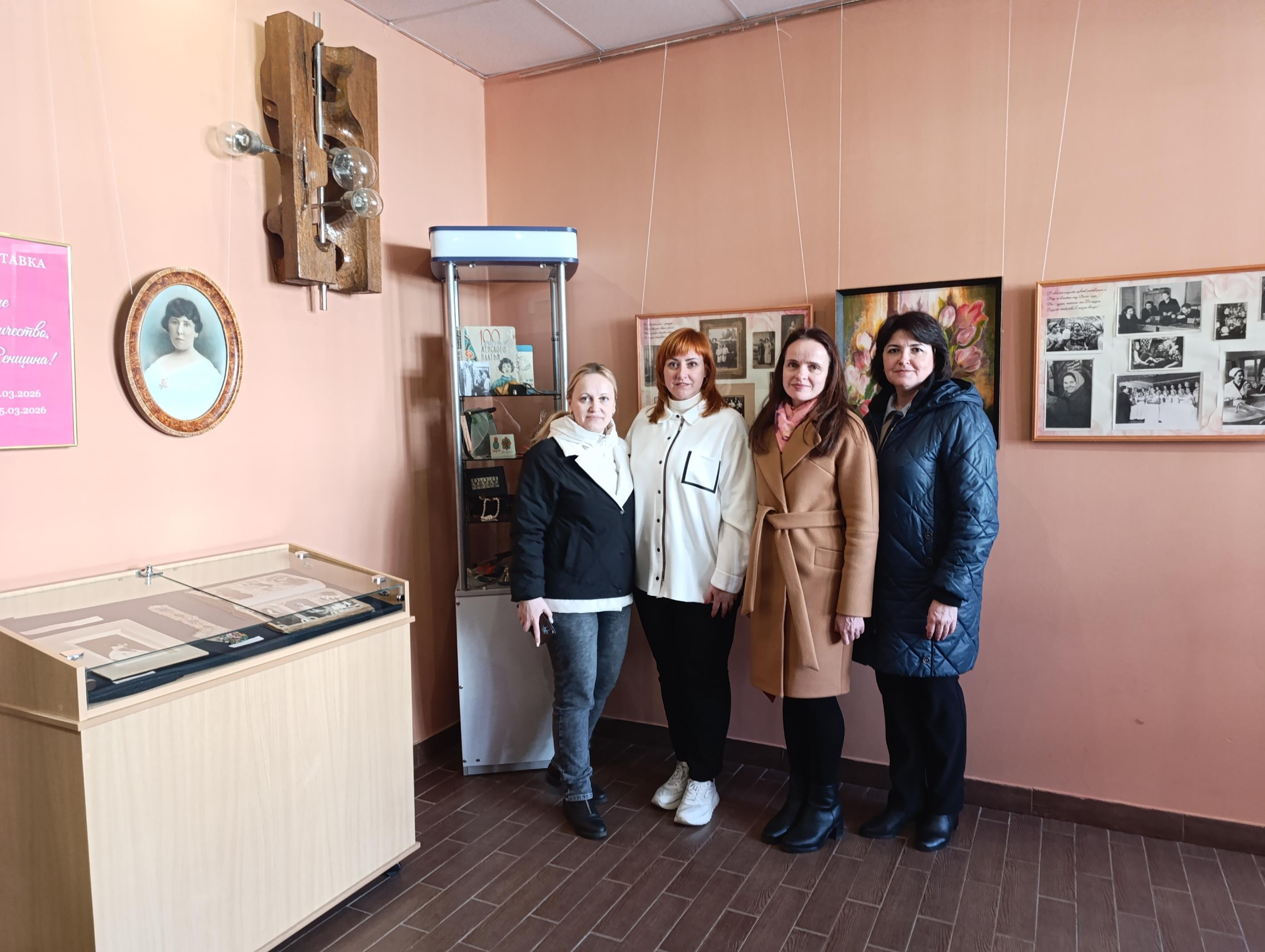 Посещение выставки «Ваше Величество, Женщина!»